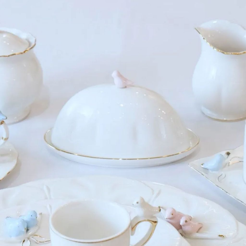 Manteigueira de Porcelana Branca Passaro Rosa e Fio de Ouro