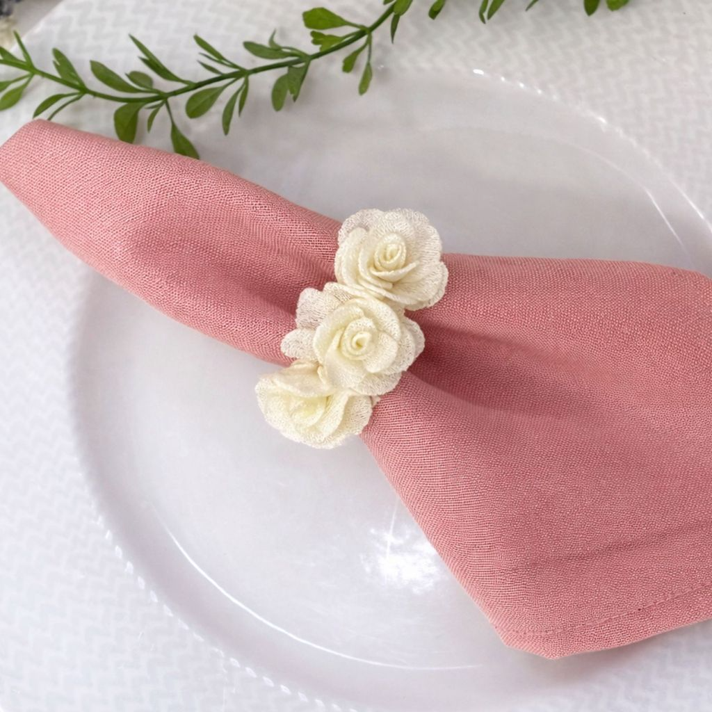 Kit com 4 Anel de Guardanapo + 4 Guardanapo  Oxford 3 Flores Brancas